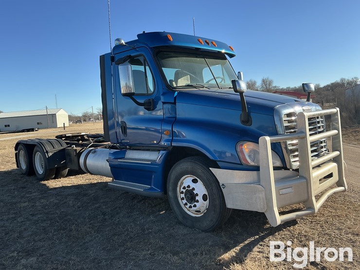 2011-freightliner-cascadia-125-image-3