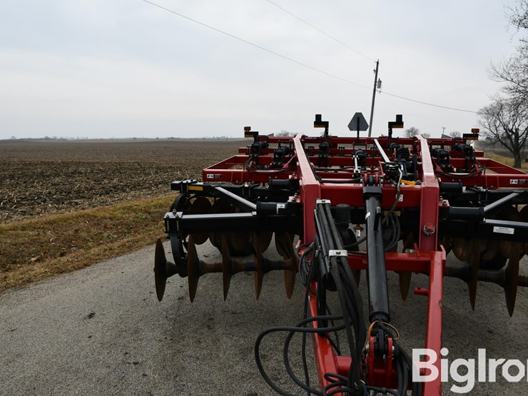 case-ih-870-ecolo-tiger-7-shank-disk-ripper-image-10