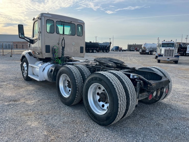 2017-peterbilt-579-image-7