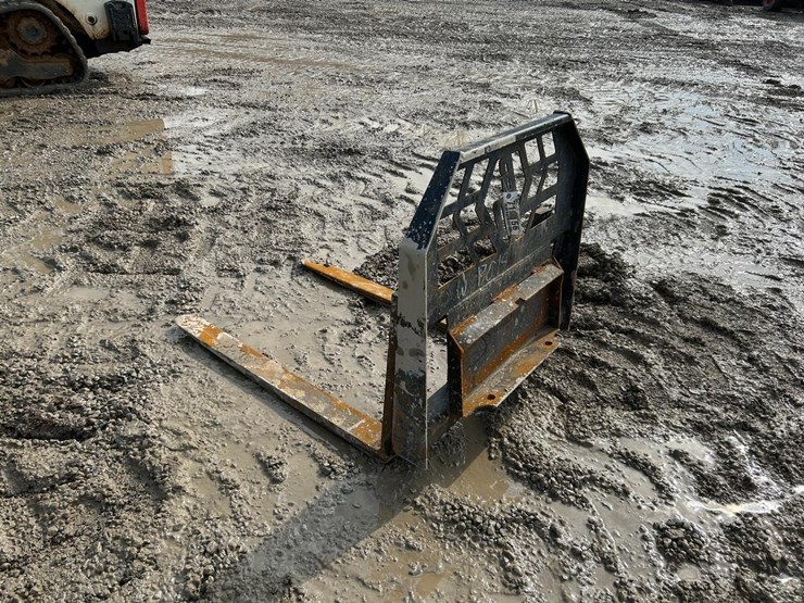 ditch-witch-42”-walk-behind-skid-steer-pallet-forks-image-4