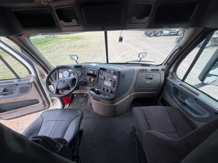 #226-•-2018-freightliner-cascadia-image-52