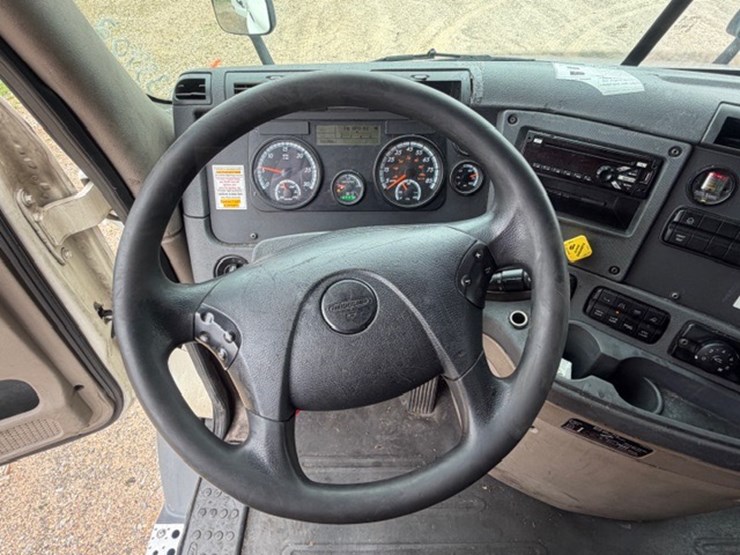 #226-•-2018-freightliner-cascadia-image-43