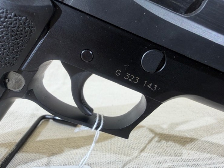 #231-•-sig-sauer-p220-pistol-image-14