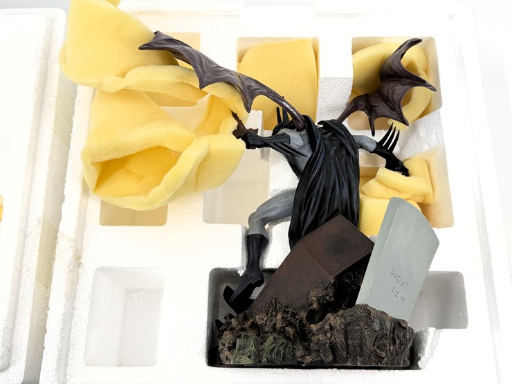 #1055-•-batman-dc-direct-vampire-statue-image-17