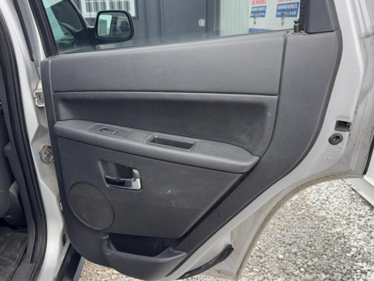 2010-jeep-grand-cherokee-image-15