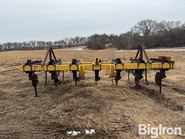 landoll-7-shank-chisel-plow-image-2