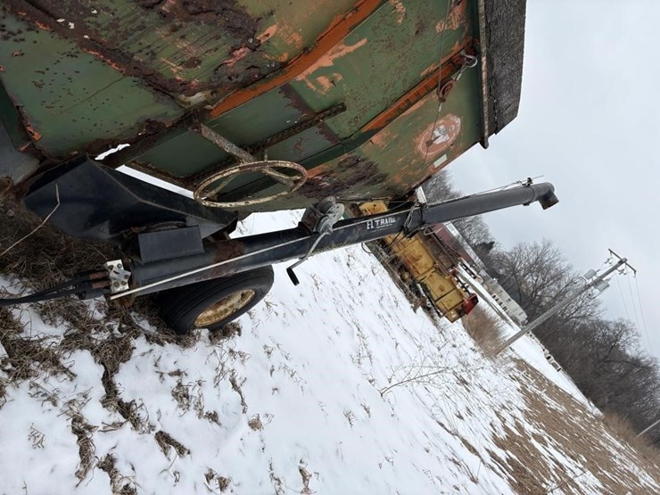 gravity-box-w/fertilizer-auger---off-site-image-4