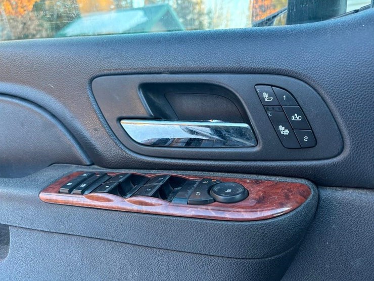 2010-chevrolet-suburban-image-22