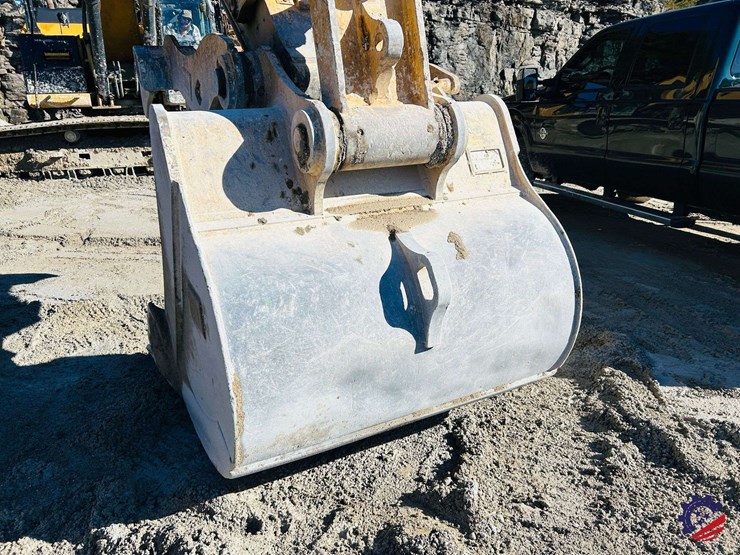 cat-54-in-excavator-tooth-bucket-image-2