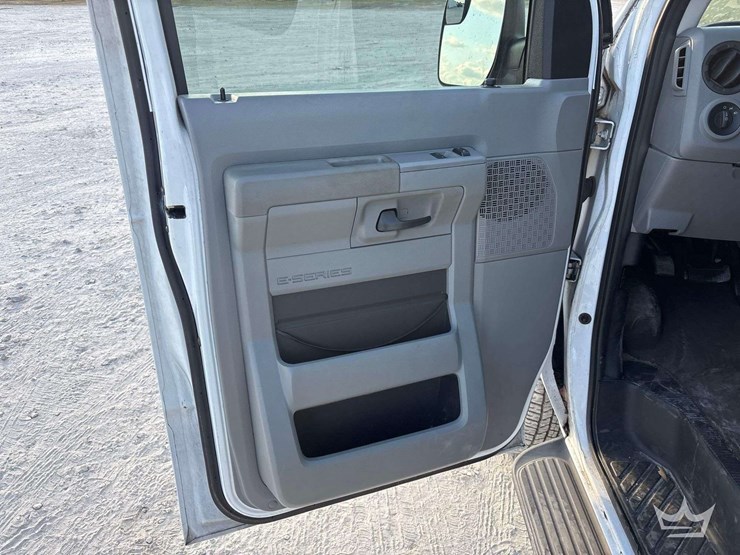 2011-ford-e350-image-16