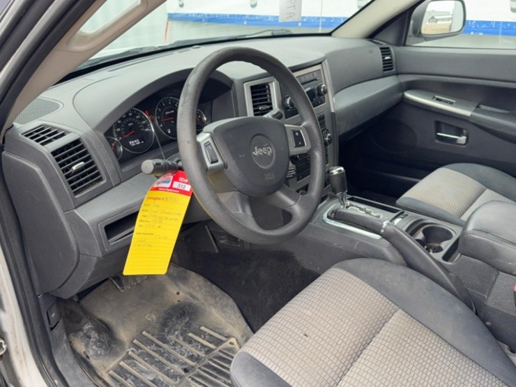 2010-jeep-grand-cherokee-image-28