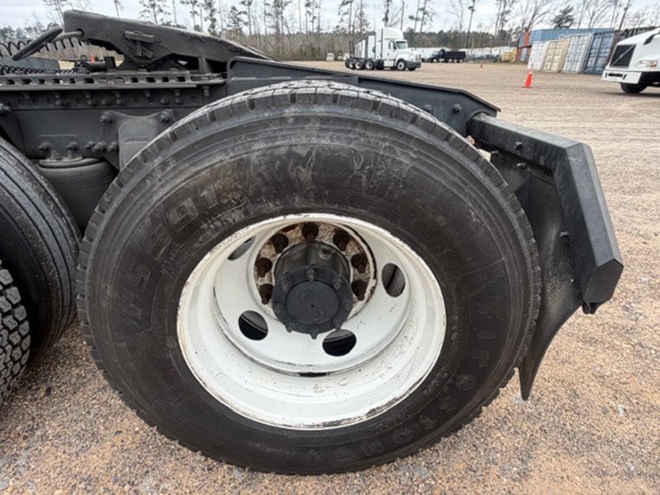 #226-•-2018-freightliner-cascadia-image-12