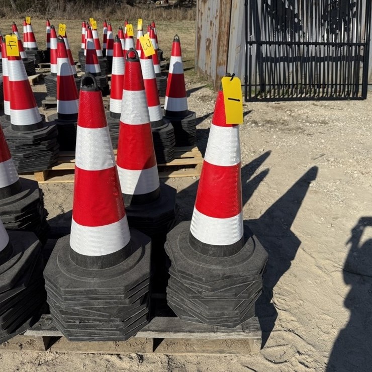 25 TRAFFIC CONES