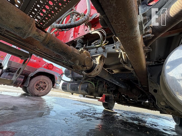 2004-freightliner-columbia-112-image-6