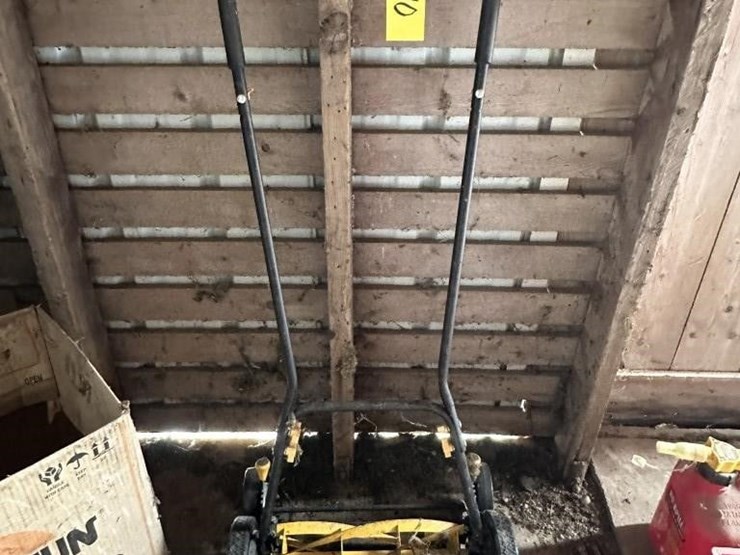 yardworks-16"-5-blade-reel-push-lawn-mower-image-1