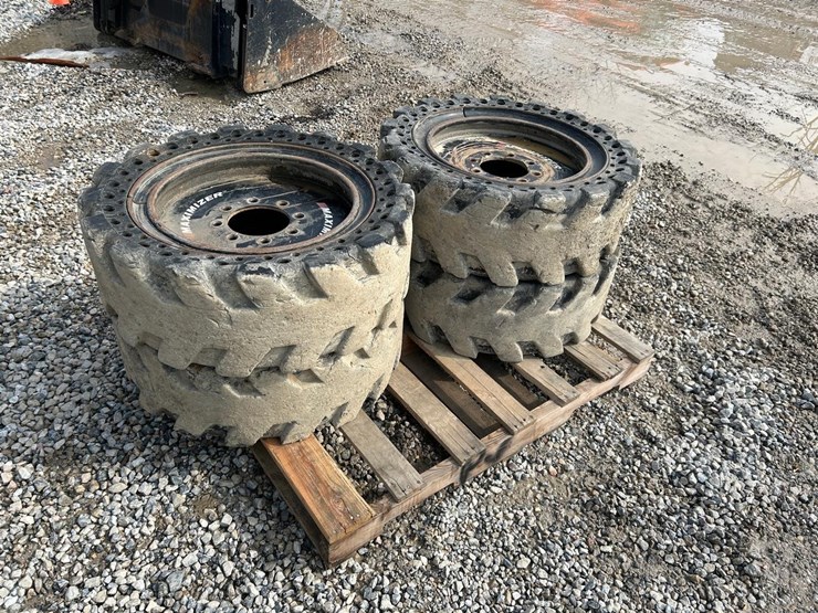 33x12-20-solid-skid-steer-tires-image-3