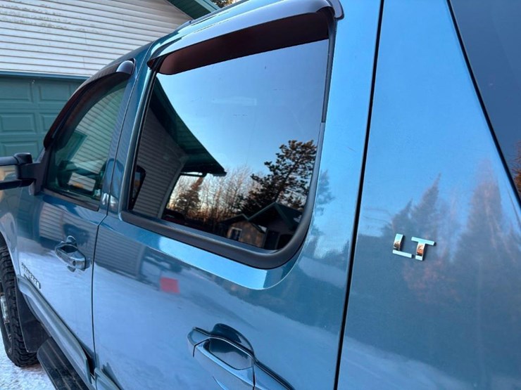 2010-chevrolet-suburban-image-10