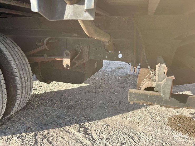 2004-isuzu-npr-image-12