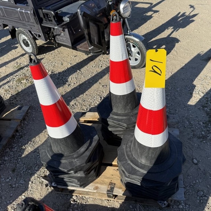 25 TRAFFIC CONES