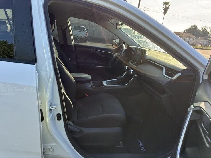 2019-toyota-rav4-image-11