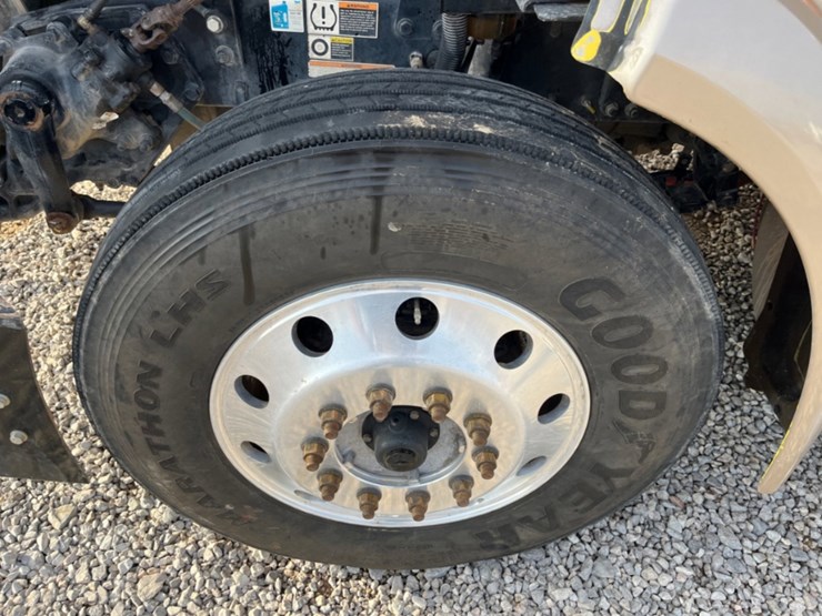 2017-peterbilt-579-image-12