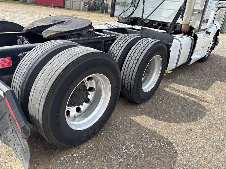 #211-•-2019-volvo-vnl-image-7