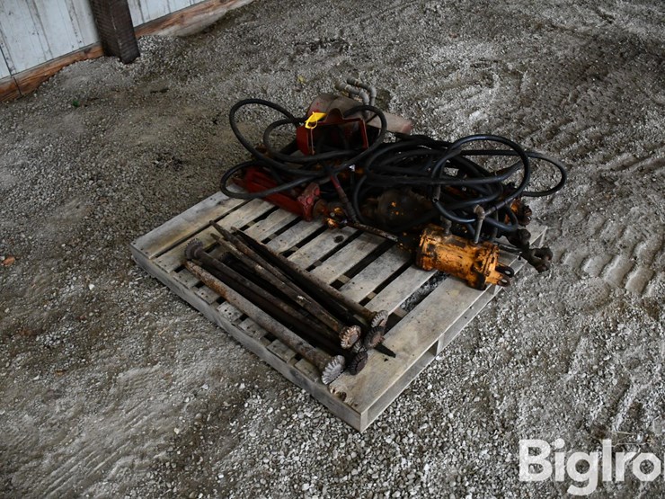 pallet-of-farm-supports-image-3