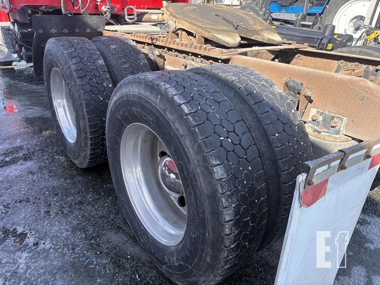 2004-freightliner-columbia-112-image-10