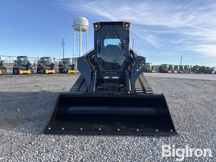 2025-john-deere-11-image-2