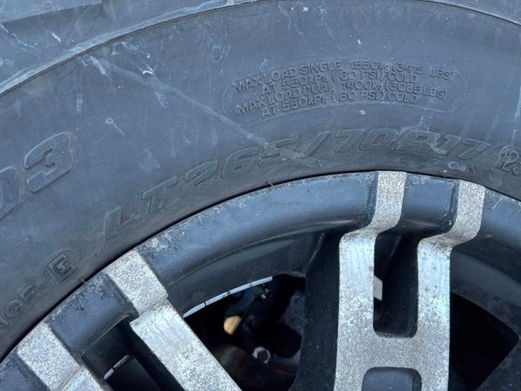 2010-chevrolet-suburban-image-33