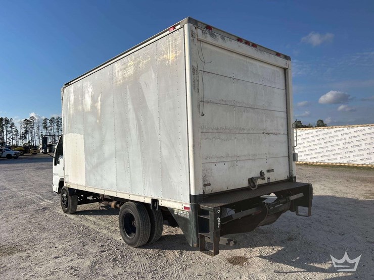 2004-isuzu-npr-image-4