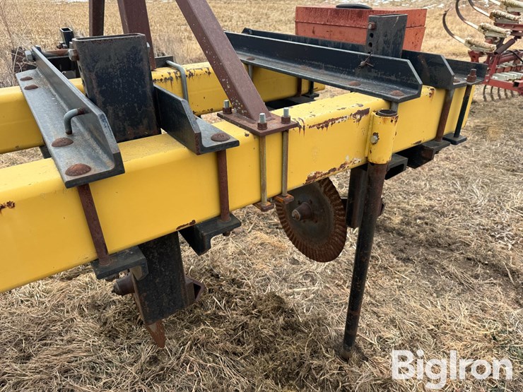 landoll-7-shank-chisel-plow-image-11