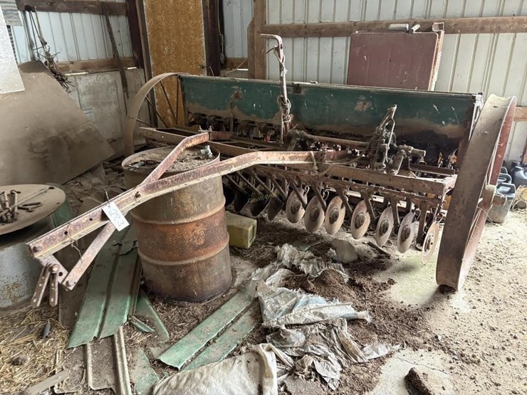 oliver-surperior-grain-drill---off-site-image-1