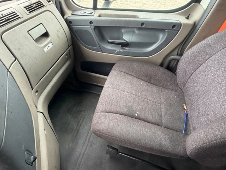 #226-•-2018-freightliner-cascadia-image-38