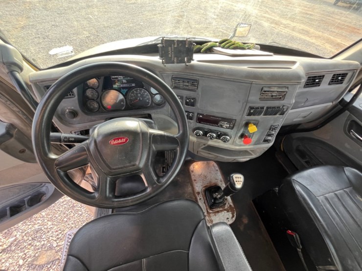 2017-peterbilt-579-image-16