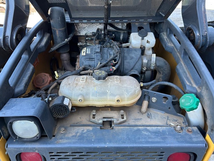 2015-deere-323e-image-15