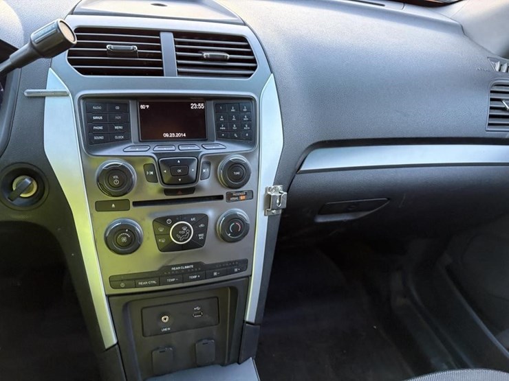 2015-ford-explorer-image-17