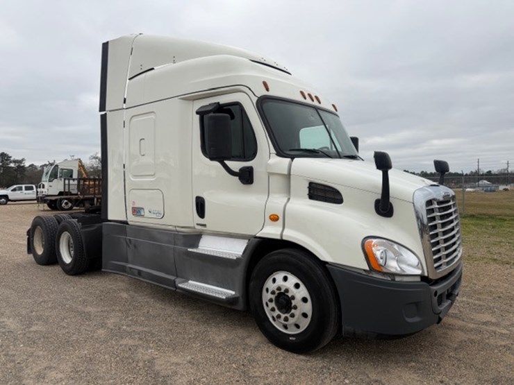 #226-•-2018-freightliner-cascadia-image-2