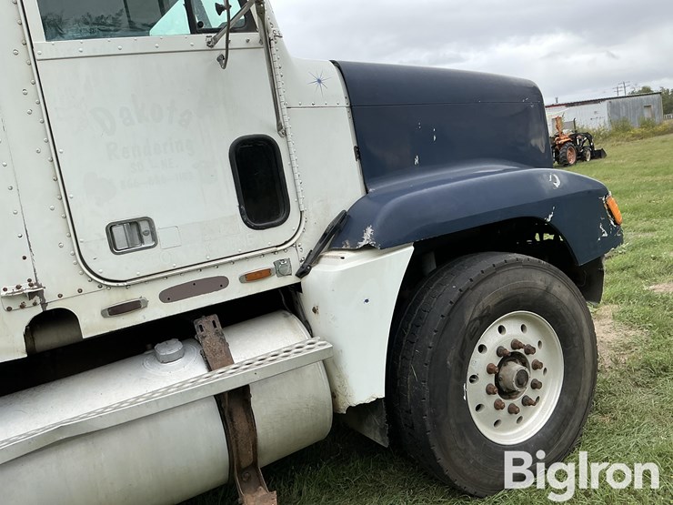 2000-freightliner-fld120-image-11