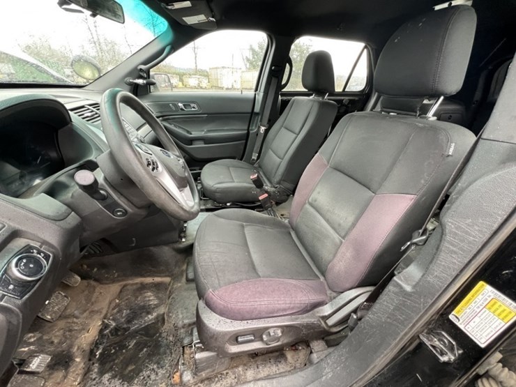 2015-ford-explorer-image-21