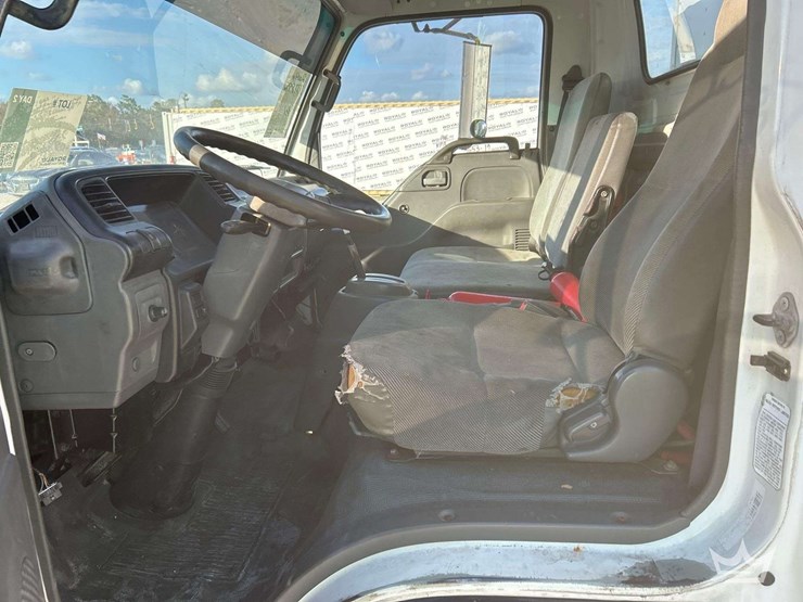 2004-isuzu-npr-image-15