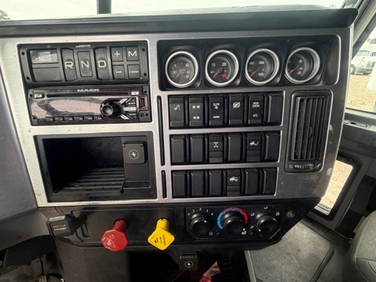 #227-•-2020-mack-anthem-image-58