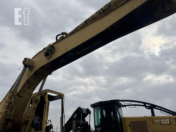 caterpillar-235b-image-6