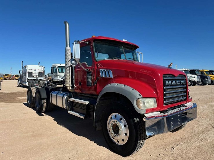 2020-mack-granite-image-3