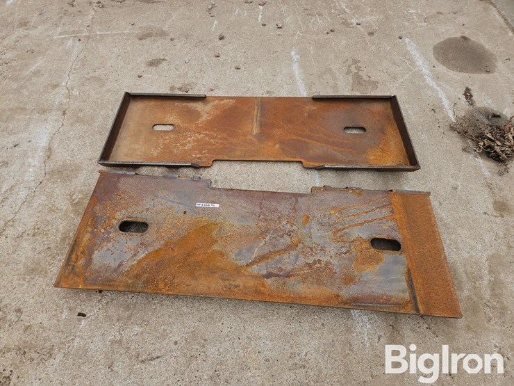 universal-skid-steer-mounting-plates-image-1