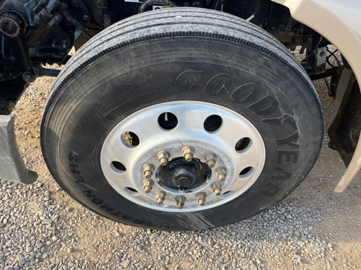 2017-peterbilt-579-image-12