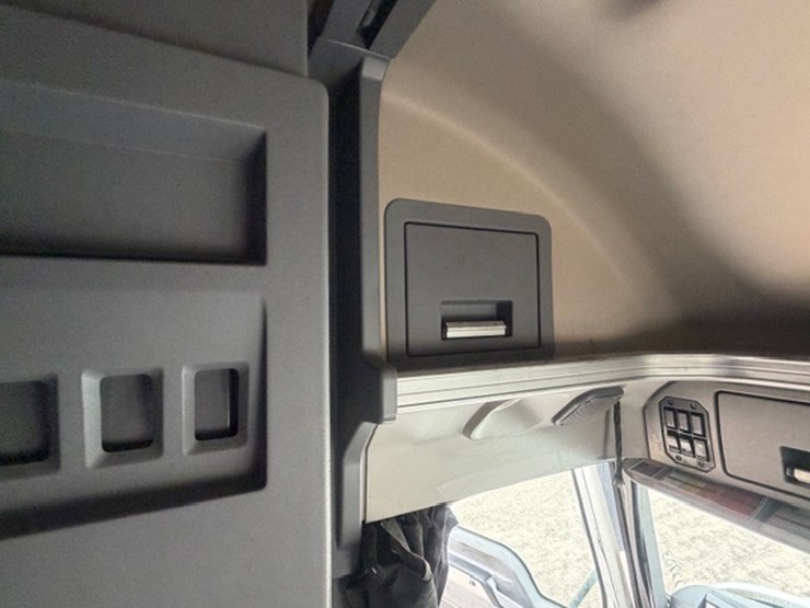 #227-•-2020-mack-anthem-image-80