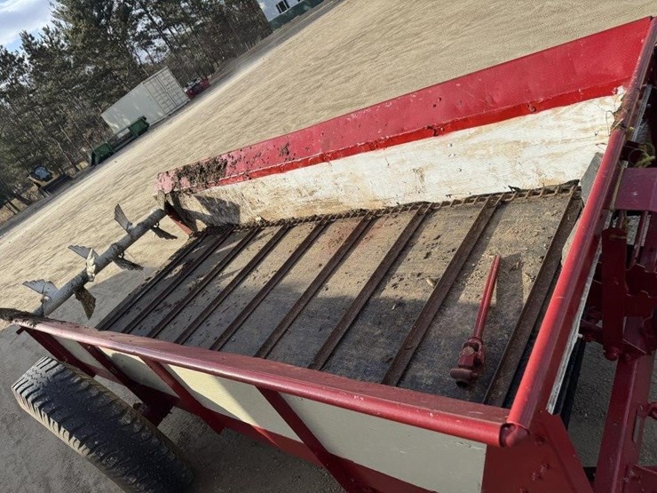 ih-155-manure-spreader-image-4