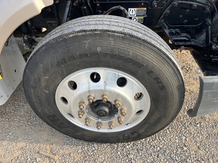 2017-peterbilt-579-image-11