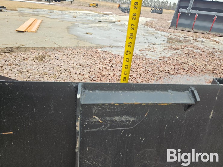 skid-steer-bucket-w/teeth-image-11